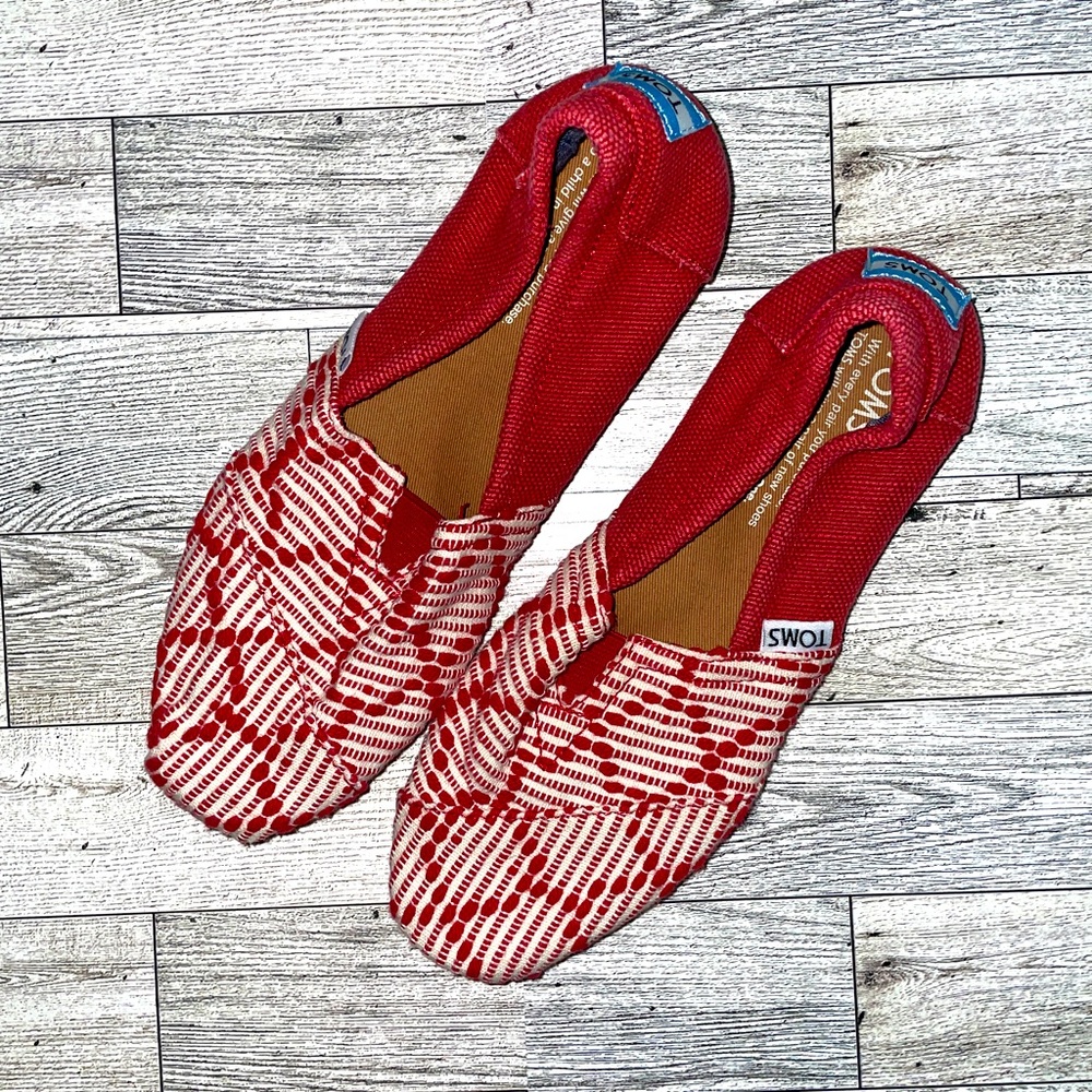 Womens red Tom’s size 5